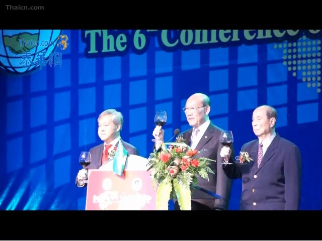 大会主席泰国潮州会馆主席陈汉士宣布第六届“世粤联会”闭幕